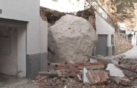 Una enorme roca arrasa 10 viviendas en Alcalá del Júcar