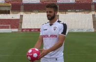 El Alba presenta a Pelayo mientras espera cerrar el delantero