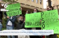 Vox Albacete protesta en el Ayuntamiento contra la gestión de Pedro Sánchez
