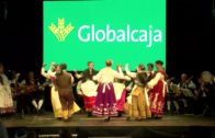 Actuación de coros y danzas de la Avenida del Pilar, «Nuestros Barrios», en el stand de Globalcaja