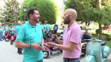 Exhibición de vespas y motos clásicas en la Plaza del Altozano